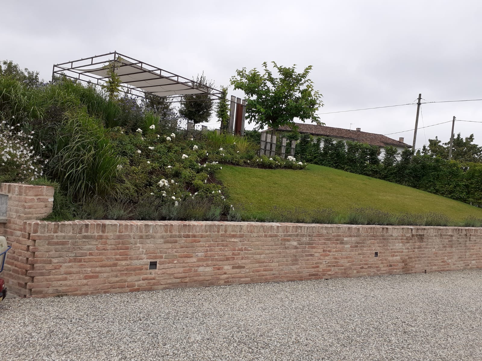 Giardino di campagna - scarpata da SARTORELLI VIVAI DI VALPASANO